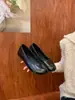Sapatos de sola reta com bico dividido estilo casco de porco para mulheres, temporada primavera e outono de 2026, mocassins estampados de leopardo retrô
