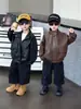 Chaqueta de Cuero para Niños Primavera y Otoño 2026 Nuevo Estilo, Elegante Abrigo de Cuero con Cuello Solapa para Niños Pequeños, Top de Otoño Moderno y Genial para Niños