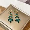 Pendientes elegantes de estilo japonés y coreano con cristales brillantes y hojas verdes, con hebilla para las orejas, de lujo, de alta gama, con diseño de gota para mujer.