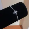 Pulsera de flor de la suerte de circón súper brillante europea y americana, nicho de lujo ligero de alta gama, accesorio de mano versátil y elegante para mujer