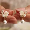 Brincos de Flor e Pérola Europeus e Americanos Transfronteiriços para Mulheres Novos Brincos de Tarraxa de Luxo Leve Brinco de Camélia