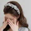 Faixa de cabeça plissada com strass brilhante estilo francês, faixa de cabeça larga de cetim suave, realça a elegância, adequada para lavar o rosto, um acessório de cabelo de luxo leve