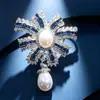 Broche retro francesa de industria pesada con borla de perlas, incrustada con circonita azul, diseño de socialité, ramillete con sentido del diseño, accesorios de ropa de alta gama