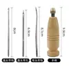 Herramientas para reparar zapatos, que incluyen un mango de madera grueso, una herramienta para hacer agujeros, un gancho para suelas de zapatos, un punzón para cuero y agujas de coser para cuero para coser a mano