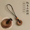 Colgante de Madera de Durazno Rama Sureste Espada y Hacha Amuleto de Seguridad para Hombres y Mujeres, Colgante para Bebé Amuleto, Memoria USB, Mochila, Correa para Teléfono