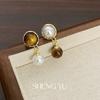 Pendientes vintage asimétricos de perla de ojo de tigre, diseño de nicho para mujer, pendientes sencillos de personalidad, de moda y versátiles.