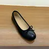 Zapatos de mujer rojos pequeños estilo francés con lazo de fondo plano 2026 primavera y otoño versátiles de ballet suaves para la noche