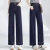 Jeans rectos petite de mezclilla para mujer, nueva colección otoño 2026, de tiro alto, adelgazantes y con una caída fluida, con un diseño cropped de pierna ancha