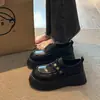 Sapatos Baixos de Couro Pequenos Pretos Estilo Britânico de Outono, Sapatilhas Femininas, Novos Mocassins Mary Jane com Sola Grossa para Aumentar a Altura 2025