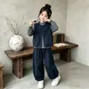 Moda de Primavera y Otoño para Niñas: Chaleco de Mezclilla a la Moda con Capa Interior Rayada y Pantalones Casuales, Conjunto de Tres Piezas de Otoño 2026, Atuendo de Otoño para Niñas