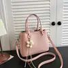 2026 Nueva Bolsa Pequeña Moda Femenina Casual Bolso de Cubo de Mano Versátil para el Día a Día Bolso Cruzado de Hombro Único Textura
