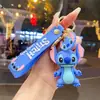 Llavero con colgante de bolsa de PVC con dibujos animados creativos, ideal como regalo de cumpleaños para parejas.