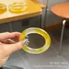 Pulseira de Jade Estilo Chinês em Verde Esmeralda e Amarelo Mel, Apresentando um Design Redondo e Plano com Padrão de "Flor Flutuante", Feita de Quartzito, para Mulheres