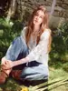 Camisa branca estilo francês com decote em V para mulheres, novo modelo outono 2026, acabamento em renda, detalhe de amarração, mistura de linho, top leve