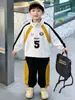 Conjunto Esportivo Primavera e Outono para Meninos 2026 Novo Moletom Esportivo Infantil Conjunto de Duas Peças Bebê Estilo Coreano Bonito Estilo de Rua Tendência