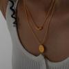 Moda europeia e americana versátil colar com letras empilhadas de dupla camada e contas redondas corrente de clavícula simples nova feminina titânio 18K