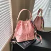 Bolso tipo cubo de retazos de colores de moda Otoño 2025 con estampado para mujer, Bolso tipo cubo cruzado con cordón, letras y correa ancha para el hombro, Bolso de exportación