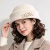 Boina de Lana con Flor de Invierno para Mujer, Nuevo Estilo Retro Cálido, Sombrero de Copa Pequeño, Moda, Temperamento, Gorro de Auxiliar de Vuelo, Gorro de Pintor, Tendencia