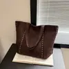 Estilo casual europeu e americano, elegante e de grande capacidade, 2026 camurça nova moda personalizado com tachas bolsa de ombro de pele de veado