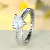 Anel Europeu e Americano de Coração Redondo com Zircônia Micro-Pavimentada com Diamante Branco, Círculo Interno com Letra, Moda Leve Luxo, Anel de Proposta, Anel de Casamento