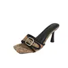 Pantuflas estampadas de tacón alto transfronterizas para mujer, punta cuadrada con hebilla, punta abierta, talla grande, sandalias de tacón de aguja para fiesta