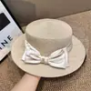 Estilo Hepburn 2026 Nuevo Sombrero Negro de Copa Plana para Mujer, Otoño, Primavera y Verano, Celebridad de Internet Elegante Temperamento Sombrero de Malla con Lazo