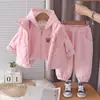 Conjunto de ropa de invierno para niñas 2026 nuevo casual chaleco cálido conjunto de tres piezas estilo otoño e invierno para bebé con forro polar engrosado ropa de moda