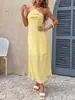 Vestido de mujer con cuello halter y flores tridimensionales, espalda descubierta y diseño entallado en la cintura, adecuado para ropa de vacaciones, atuendo veraniego fresco y moderno europeo y americano
