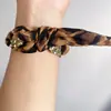 Pulsera de Bufanda de Seda con Estampado de Leopardo Texturizado Estilo Retro Americano para Mujer Moda Europea y Americana Nicho Dulce y Fresco Estilo Sexy Joyería de Mano Personalizada