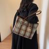 Bolsa de hombro portátil de alta gama para otoño e invierno, bolsa de mano de lana a cuadros de estilo occidental de moda, bolsa para mujer con diseño de nicho