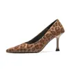 Sapatos de Salto Alto Apontados Marrons Femininos Salto Agulha Estampa de Leopardo de Alto Padrão Boca Rasa Sexy Estilo Irmã Real Estilo Francês Sapatos Nova Coleção Primavera