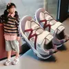 Novo modelo outono de 2026 para meninas, sapatos estilo "dad shoes" de malha dupla com velcro, sapatos antiderrapantes para caminhada e corrida, sapatos esportivos infantis para atividades ao ar livre
