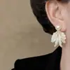 Novos Brincos de Franja de Pétalas Brancas para Rostos Redondos, Adequados para Design Elegante de Nicho, Brincos Femininos Simples, Requintados e de Alta Qualidade