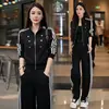 Conjunto feminino estiloso e casual para o outono de 2026: uma jaqueta curta e moderna com gola alta combinada com calças de perna larga, criando um conjunto esportivo de duas peças