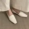 Novos sapatos de couro macio 2026 de um só, mocassins retrô, sapatinhos de couro, bico quadrado feminino, versáteis para o trabalho, com palmilha oculta para aumentar a altura