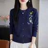 Cárdigan de punto bordado floral artístico para mujer, cuello redondo, de un solo botón, suéter bordado vintage, prenda exterior versátil de manga larga para ir al trabajo