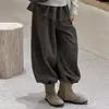 Conjunto de estilo casual para meninas, nova coleção outono 2026, para crianças mais velhas, apresentando uma camiseta de manga comprida com efeito de duas peças e calças compridas com barra de babado.