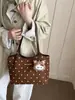 Bolsa Tote Grande de Bolinhas Retrô Nova Outono 2026 Moda Versátil para o Dia a Dia Ombro Único de Mão Atacado Bolsa Feminina