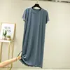 Vestido Longo Solto para Mulheres, Novo Estilo de Verão, Gola Redonda, Tamanho Plus, Vestido de Manga Curta, Camisola Fina, Vestido de Seda Gelada de Comprimento Médio com Fenda