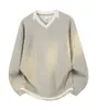 Camiseta de manga larga con bloques de color, cuello en V y textura para hombre, nueva colección de otoño, casual, versátil, corte holgado, sudadera tipo jersey de dos piezas simuladas