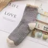 Calcetines para mujer 2023 calcetines de invierno para dormir color simple japonés combinación de colores calcetines de terciopelo de coral calcetines de medio terciopelo calcetines para el suelo venta al por mayor