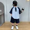 Traje Masculino 2026 Verão Novo Camisa Branca Roupa de Verão Infantil Traje de Cerimônia para Meninos Traje de Apresentação