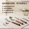 ¡Guau, esta cuchara de acero inoxidable 304 con mango de madera de nogal es perfecta para servir sopa y sacar arroz!. Es suave, cómodo de sostener y cuenta con un mango de madera maciza.
