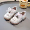 Zapatos de cuero para niña verano huecos suela suave zapatos de princesa zapatos sencillos de dibujos animados para niños elegantes para niña pequeña zapatos planos con lazo