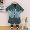 Conjunto de verano para niño 2026 nuevo estilo niños verano camisa de manga corta a rayas conjunto fresco de dos piezas ropa infantil de moda