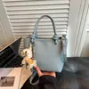 Bolsa de Balde Portátil para Mulheres, Modelo Novo de Nicho 2026, Bolsa Transversal Versátil com Textura, Bolsa Cesta de Moda Retro de Alta Qualidade