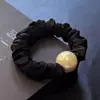 Accesorios para el cabello coreanos al por mayor máscara de perlas de alta gama anillo intestinal cuerda para el cabello de mujer banda de goma gruesa cabeza de bola funda de cuero