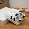 Zapatillas Blancas de Suela Gruesa con Velcro para Niñas Modelo Nuevo 2026 Zapatos Deportivos Estudiantiles con Punta de Goma Mocasines Versátiles para Niñas