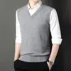 Chaleco suéter de lana para hombre de otoño e invierno, suéter base de punto de color liso de moda para hombre con cuello en V, chaleco sin mangas para papá