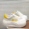 Sapatos de pão únicos e fora do comum, sapatos puff ultrassuaves, novo estilo da primavera de 2025, sapatos brancos fofos leitosos com sola grossa para aumentar a altura para mulheres